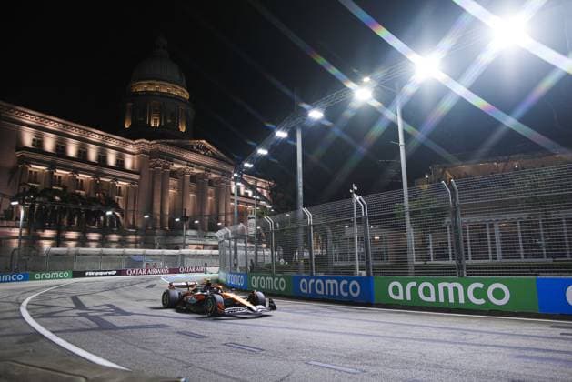 04 NORRIS Lando (gbr), McLaren F1 Team MCL38, action during the Formula 1 Singapore Grand Prix 2024, 18th round of the 2024 Formula One World Championship, WM, Weltmeisterschaft from September 20 to 22, 2024 on the Marina Bay Circuit, in Singapore, Singapore - F1 - SINGAPORE GRAND PRIX 2024 DPPI Panoramic  240920_R18_SINGAPORE_DP_XB5_9595