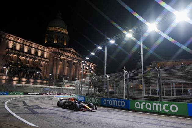 01 VERSTAPPEN Max (nld), Red Bull Racing RB20, action during the Formula 1 Singapore Grand Prix 2024, 18th round of the 2024 Formula One World Championship, WM, Weltmeisterschaft from September 20 to 22, 2024 on the Marina Bay Circuit, in Singapore, Singapore - F1 - SINGAPORE GRAND PRIX 2024 DPPI Panoramic  XB5_9592