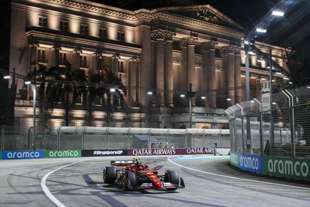 55 SAINZ Carlos (spa), Scuderia Ferrari SF-24, action during the Formula 1 Singapore Grand Prix 2024, 18th round of the 2024 Formula One World Championship, WM, Weltmeisterschaft from September 20 to 22, 2024 on the Marina Bay Circuit, in Singapore, Singapore - F1 - SINGAPORE GRAND PRIX 2024 DPPI Panoramic  XB3_9445