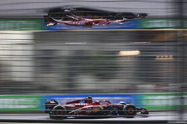 55 SAINZ Carlos (spa), Scuderia Ferrari SF-24, action during the Formula 1 Singapore Grand Prix 2024, 18th round of the 2024 Formula One World Championship, WM, Weltmeisterschaft from September 20 to 22, 2024 on the Marina Bay Circuit, in Singapore, Singapore - F1 - SINGAPORE GRAND PRIX 2024 DPPI Panoramic  240920_R18_SINGAPORE_DP_XB3_9516