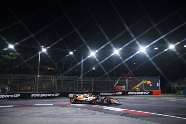 81 PIASTRI Oscar (aus), McLaren F1 Team MCL38, action during the Formula 1 Singapore Grand Prix 2024, 18th round of the 2024 Formula One World Championship, WM, Weltmeisterschaft from September 20 to 22, 2024 on the Marina Bay Circuit, in Singapore, Singapore - F1 - SINGAPORE GRAND PRIX 2024 DPPI Panoramic  240920_R18_SINGAPORE_DP_XB5_9657