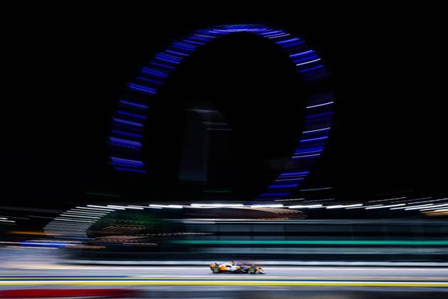 81 PIASTRI Oscar (aus), McLaren F1 Team MCL38, action during the Formula 1 Singapore Grand Prix 2024, 18th round of the 2024 Formula One World Championship, WM, Weltmeisterschaft from September 20 to 22, 2024 on the Marina Bay Circuit, in Singapore, Singapore - F1 - SINGAPORE GRAND PRIX 2024 DPPI Panoramic  240920_R18_SINGAPORE_DP_AV3_9346