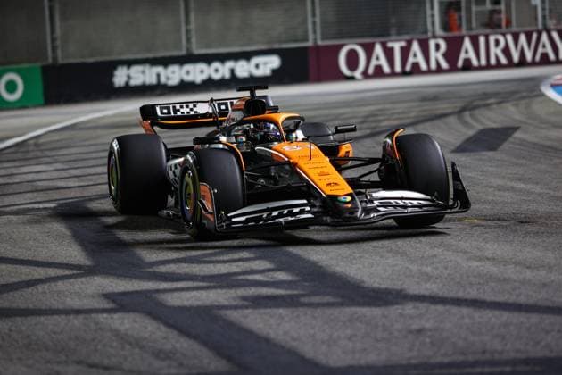 81 PIASTRI Oscar (aus), McLaren F1 Team MCL38, action during the Formula 1 Singapore Grand Prix 2024, 18th round of the 2024 Formula One World Championship, WM, Weltmeisterschaft from September 20 to 22, 2024 on the Marina Bay Circuit, in Singapore, Singapore - F1 - SINGAPORE GRAND PRIX 2024 DPPI Panoramic  240920_R18_SINGAPORE_DP_XB3_9476A