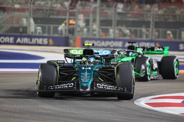 20.09.2024, Marina Bay Street Circuit, Singapore, FORMULA 1 SINGAPORE AIRLINES SINGAPORE GRAND PRIX 2024,im Bild Fernando Alonso (ESP), Aston Martin Aramco Cognizant Formula One Team, Valtteri Bottas (FIN), Stake F1 Team Kick Sauber Defodi-506_20240920_hbr_0103