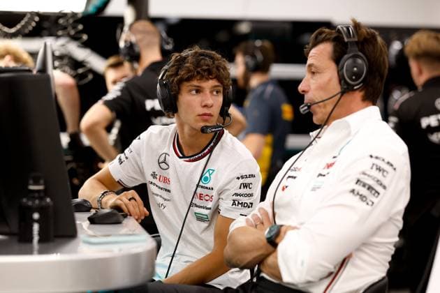 KIMI ANTONELLI Andrea (ita), Junior Driver of Mercedes AMG F1 Team, portrait WOLFF Toto (aut), Team Principal & CEO of Mercedes AMG F1 Team, portrait during the Formula 1 Singapore Grand Prix 2024, 18th round of the 2024 Formula One World Championship, WM, Weltmeisterschaft from September 20 to 22, 2024 on the Marina Bay Circuit, in Singapore, Singapore - F1 - SINGAPORE GRAND PRIX 2024 DPPI Panoramic 240920_R18_SINGAPORE_DP_F12024GP18SIN_JK552215