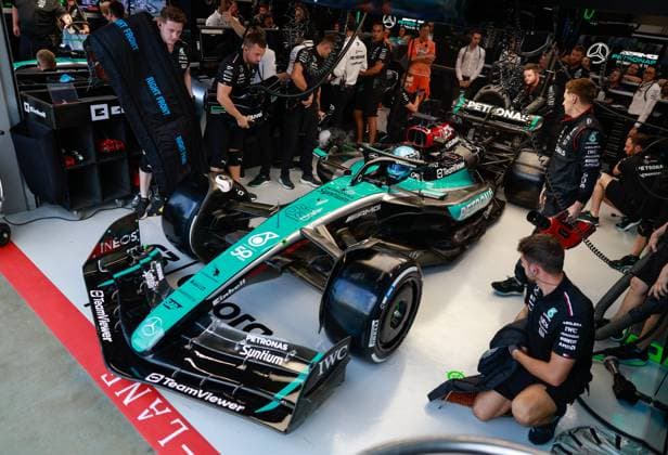 RUSSELL George (gbr), Mercedes AMG F1 Team W15, portrait box mechanic, mecanicien, mechanics during the Formula 1 Singapore Grand Prix 2024, 18th round of the 2024 Formula One World Championship, WM, Weltmeisterschaft from September 20 to 22, 2024 on the Marina Bay Circuit, in Singapore, Singapore - F1 - SINGAPORE GRAND PRIX 2024 DPPI Panoramic 240920_R18_SINGAPORE_DP_F12024GP18SIN_JK552827