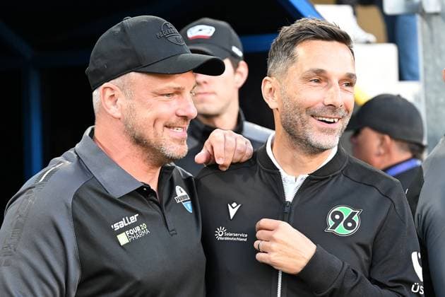 Paderborn, Home Deluxe Arena, 20.09.24, GER, Herren, 2.Bundesliga, Saison 2024-2025, SC Paderborn 07 - Hannover 96 Bild: v.li. Trainer Lukas KWASNIOK (Paderborn) und Trainer Stefan LEITL (Hannover) Only for editorial use! DFL regulations prohibit any use of photographs as image sequences and or quasi-video. NRW Deutschland