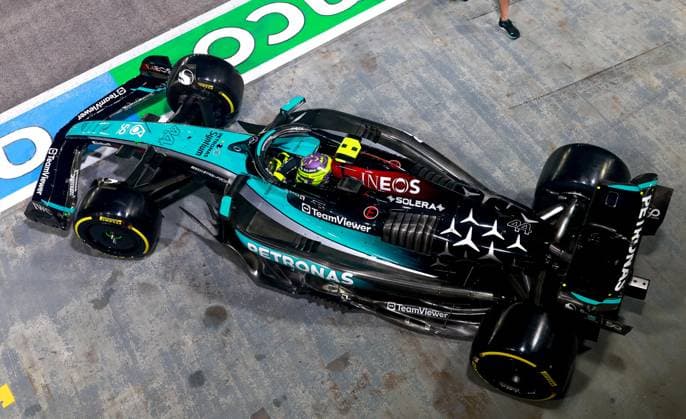 44 HAMILTON Lewis (gbr), Mercedes AMG F1 Team W15, action during the Formula 1 Singapore Grand Prix 2024, 18th round of the 2024 Formula One World Championship, WM, Weltmeisterschaft from September 20 to 22, 2024 on the Marina Bay Circuit, in Singapore, Singapore - F1 - SINGAPORE GRAND PRIX 2024 DPPI Panoramic  240920_R18_SINGAPORE_DP_F12024GP18SIN_JK556315