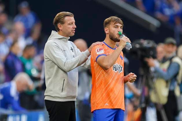 Trainer Florian Kohfeldt (SV Darmstadt 98) und Killian Corredor (SV Darmstadt 98) unterhalten sich, 2. Bundesliga, FC Schalke 04 vs SV Darmstadt 98, Veltins-Arena am 20. September 2024 in Gelsenkirchen, Deutschland. (Foto von Marco Steinbrenner DeFodi Images) Trainer Florian Kohfeldt (SV Darmstadt 98) und Killian Corredor (SV Darmstadt 98) talk together, 2. Bundesliga, FC Schalke 04 vs SV Darmstadt 98, Veltins-Arena, September 20, 2024 in Gelsenkirchen, Germany. (Photo by Marco Steinbrenner DeFodi Images) DFB DFL REGULATIONS PROHIBIT ANY USE OF PHOTOGRAPHS AS IMAGE SEQUENCES AND OR QUASI-VIDEO. Defodi-700_schalke_darm_20240920_021