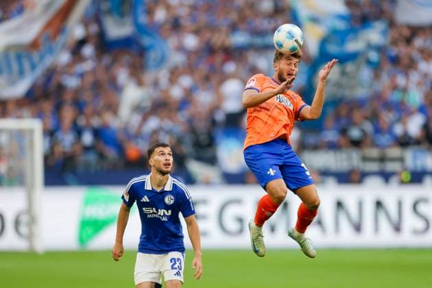 Mehmet Can Aydin (FC Schalke 04) und Killian Corredor (SV Darmstadt 98) kaempfen um den Ball, 2. Bundesliga, FC Schalke 04 vs SV Darmstadt 98, Veltins-Arena am 20. September 2024 in Gelsenkirchen, Deutschland. (Foto von Marco Steinbrenner DeFodi Images) Mehmet Can Aydin (FC Schalke 04) und Killian Corredor (SV Darmstadt 98) battle for the ball, 2. Bundesliga, FC Schalke 04 vs SV Darmstadt 98, Veltins-Arena, September 20, 2024 in Gelsenkirchen, Germany. (Photo by Marco Steinbrenner DeFodi Images) DFB DFL REGULATIONS PROHIBIT ANY USE OF PHOTOGRAPHS AS IMAGE SEQUENCES AND OR QUASI-VIDEO. Defodi-700_schalke_darm_20240920_022