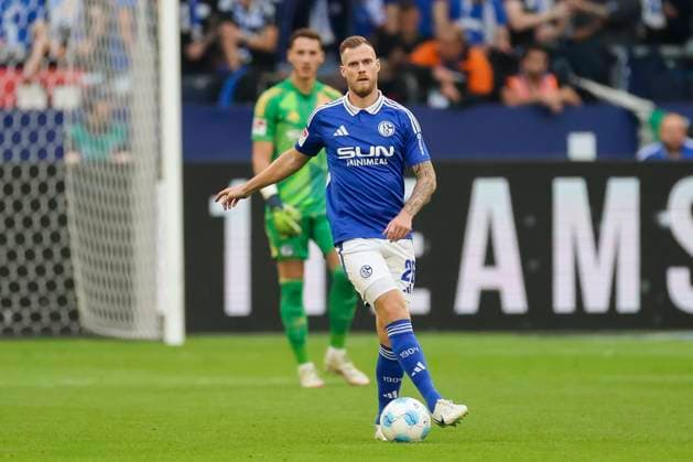 Tomas Kalas (FC Schalke 04) kontrolliert den Ball, 2. Bundesliga, FC Schalke 04 vs SV Darmstadt 98, Veltins-Arena am 20. September 2024 in Gelsenkirchen, Deutschland. (Foto von Marco Steinbrenner DeFodi Images) Tomas Kalas (FC Schalke 04) controls the ball, 2. Bundesliga, FC Schalke 04 vs SV Darmstadt 98, Veltins-Arena, September 20, 2024 in Gelsenkirchen, Germany. (Photo by Marco Steinbrenner DeFodi Images) DFB DFL REGULATIONS PROHIBIT ANY USE OF PHOTOGRAPHS AS IMAGE SEQUENCES AND OR QUASI-VIDEO. Defodi-700_schalke_darm_20240920_023