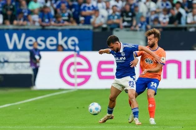 Mehmet Can Aydin (FC Schalke 04) und Killian Corredor (SV Darmstadt 98) kaempfen um den Ball, 2. Bundesliga, FC Schalke 04 vs SV Darmstadt 98, Veltins-Arena am 20. September 2024 in Gelsenkirchen, Deutschland. (Foto von Marco Steinbrenner DeFodi Images) Mehmet Can Aydin (FC Schalke 04) und Killian Corredor (SV Darmstadt 98) battle for the ball, 2. Bundesliga, FC Schalke 04 vs SV Darmstadt 98, Veltins-Arena, September 20, 2024 in Gelsenkirchen, Germany. (Photo by Marco Steinbrenner DeFodi Images) DFB DFL REGULATIONS PROHIBIT ANY USE OF PHOTOGRAPHS AS IMAGE SEQUENCES AND OR QUASI-VIDEO. Defodi-700_schalke_darm_20240920_026
