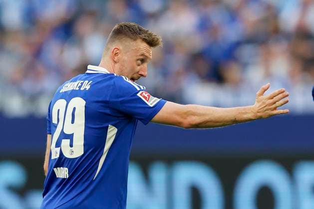 Tobias Mohr (FC Schalke 04) gestikuliert, 2. Bundesliga, FC Schalke 04 vs SV Darmstadt 98, Veltins-Arena am 20. September 2024 in Gelsenkirchen, Deutschland. (Foto von Marco Steinbrenner DeFodi Images) Tobias Mohr (FC Schalke 04) gestures, 2. Bundesliga, FC Schalke 04 vs SV Darmstadt 98, Veltins-Arena, September 20, 2024 in Gelsenkirchen, Germany. (Photo by Marco Steinbrenner DeFodi Images) DFB DFL REGULATIONS PROHIBIT ANY USE OF PHOTOGRAPHS AS IMAGE SEQUENCES AND OR QUASI-VIDEO. Defodi-700_schalke_darm_20240920_027