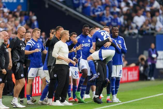 Tobias Mohr (FC Schalke 04) bejubelt seinen Treffer mit den Teamkollegen, 2. Bundesliga, FC Schalke 04 vs SV Darmstadt 98, Veltins-Arena am 20. September 2024 in Gelsenkirchen, Deutschland. (Foto von Marco Steinbrenner DeFodi Images) Tobias Mohr (FC Schalke 04) celebrates his goal with teammates, 2. Bundesliga, FC Schalke 04 vs SV Darmstadt 98, Veltins-Arena, September 20, 2024 in Gelsenkirchen, Germany. (Photo by Marco Steinbrenner DeFodi Images) DFB DFL REGULATIONS PROHIBIT ANY USE OF PHOTOGRAPHS AS IMAGE SEQUENCES AND OR QUASI-VIDEO. Defodi-700_schalke_darm_20240920_029
