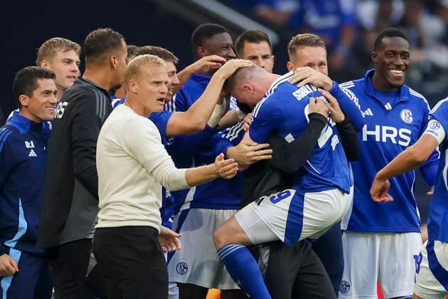Tobias Mohr (FC Schalke 04) bejubelt seinen Treffer mit den Teamkollegen, 2. Bundesliga, FC Schalke 04 vs SV Darmstadt 98, Veltins-Arena am 20. September 2024 in Gelsenkirchen, Deutschland. (Foto von Marco Steinbrenner DeFodi Images) Tobias Mohr (FC Schalke 04) celebrates his goal with teammates, 2. Bundesliga, FC Schalke 04 vs SV Darmstadt 98, Veltins-Arena, September 20, 2024 in Gelsenkirchen, Germany. (Photo by Marco Steinbrenner DeFodi Images) DFB DFL REGULATIONS PROHIBIT ANY USE OF PHOTOGRAPHS AS IMAGE SEQUENCES AND OR QUASI-VIDEO. Defodi-700_schalke_darm_20240920_030