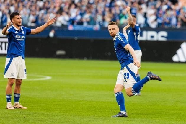 2. Fussball Bundesliga: FC Schalke 04 - SV Darmstadt 98; 20.09.2024 Jubel zum 1:0 durch Tobias Mohr (Schalke 04, 29) 2. Fussball Bundesliga: FC Schalke 04 - SV Darmstadt 98; Gelsenkirchen, VELTINS-Arena am 20.09.2024 DFL REGULATIONS PROHIBIT ANY USE OF PHOTOGRAPHS AS IMAGE SEQUENCES AND OR QUASI-VIDEO.