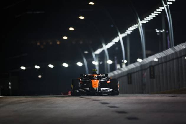 04 NORRIS Lando (gbr), McLaren F1 Team MCL38, action during the Formula 1 Singapore Grand Prix 2024, 18th round of the 2024 Formula One World Championship, WM, Weltmeisterschaft from September 20 to 22, 2024 on the Marina Bay Circuit, in Singapore, Singapore - F1 - SINGAPORE GRAND PRIX 2024 DPPI Panoramic  240920_R18_SINGAPORE_DP_FGDN6123