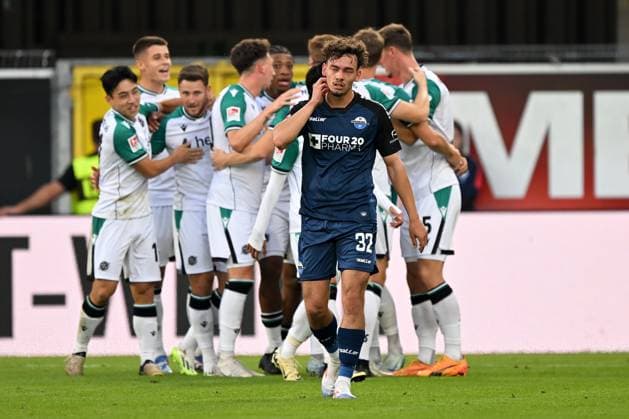 Paderborn, Home Deluxe Arena, 20.09.24, GER, Herren, 2.Bundesliga, Saison 2024-2025, SC Paderborn 07 - Hannover 96 Bild: BartÅ‚omiej WDOWIK (Hannover) jubelt nach seinem Tor zum 1:1. Aaron ZEHNTER (Paderborn) ist frustriert Only for editorial use! DFL regulations prohibit any use of photographs as image sequences and or quasi-video. NRW Deutschland