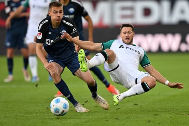 Paderborn, Home Deluxe Arena, 20.09.24, GER, Herren, 2.Bundesliga, Saison 2024-2025, SC Paderborn 07 - Hannover 96 Bild: v.li. im Zweikampf Filip BILBIJA (Paderborn) und Enzo LEOPOLD (Hannover) Only for editorial use! DFL regulations prohibit any use of photographs as image sequences and or quasi-video. NRW Deutschland