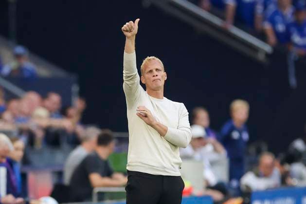 Trainer Karel Geraerts (FC Schalke 04) jubelt, 2. Bundesliga, FC Schalke 04 vs SV Darmstadt 98, Veltins-Arena am 20. September 2024 in Gelsenkirchen, Deutschland. (Foto von Marco Steinbrenner DeFodi Images) Trainer Karel Geraerts (FC Schalke 04) cheers, 2. Bundesliga, FC Schalke 04 vs SV Darmstadt 98, Veltins-Arena, September 20, 2024 in Gelsenkirchen, Germany. (Photo by Marco Steinbrenner DeFodi Images) DFB DFL REGULATIONS PROHIBIT ANY USE OF PHOTOGRAPHS AS IMAGE SEQUENCES AND OR QUASI-VIDEO. Defodi-700_schalke_darm_20240920_033