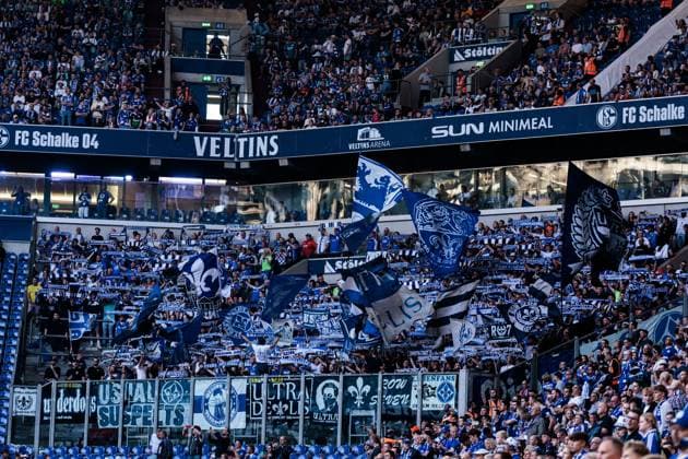 2. Fussball Bundesliga: FC Schalke 04 - SV Darmstadt 98; 20.09.2024 Gastkurve mit Fans des SV Darmstadt 98 2. Fussball Bundesliga: FC Schalke 04 - SV Darmstadt 98; Gelsenkirchen, VELTINS-Arena am 20.09.2024 DFL REGULATIONS PROHIBIT ANY USE OF PHOTOGRAPHS AS IMAGE SEQUENCES AND OR QUASI-VIDEO.