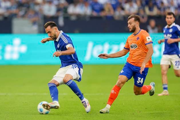 Kenan Karaman (FC Schalke 04) und Killian Corredor (SV Darmstadt 98) kaempfen um den Ball, 2. Bundesliga, FC Schalke 04 vs SV Darmstadt 98, Veltins-Arena am 20. September 2024 in Gelsenkirchen, Deutschland. (Foto von Marco Steinbrenner DeFodi Images) Kenan Karaman (FC Schalke 04) und Killian Corredor (SV Darmstadt 98) battle for the ball, 2. Bundesliga, FC Schalke 04 vs SV Darmstadt 98, Veltins-Arena, September 20, 2024 in Gelsenkirchen, Germany. (Photo by Marco Steinbrenner DeFodi Images) DFB DFL REGULATIONS PROHIBIT ANY USE OF PHOTOGRAPHS AS IMAGE SEQUENCES AND OR QUASI-VIDEO. Defodi-700_schalke_darm_20240920_038