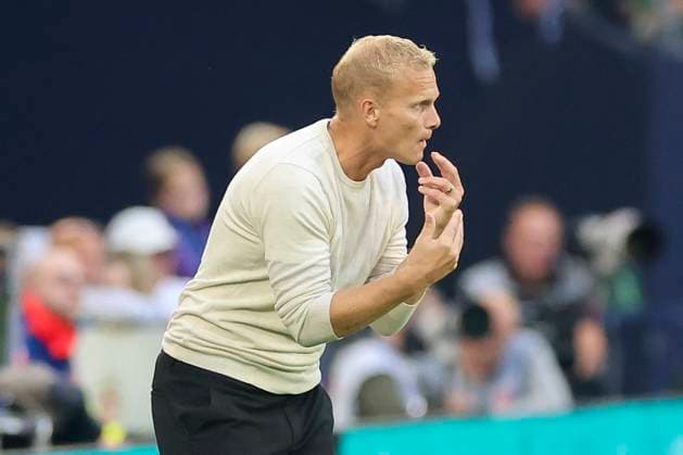 Trainer Karel Geraerts (FC Schalke 04) gestikuliert, 2. Bundesliga, FC Schalke 04 vs SV Darmstadt 98, Veltins-Arena am 20. September 2024 in Gelsenkirchen, Deutschland. (Foto von Marco Steinbrenner DeFodi Images) Trainer Karel Geraerts (FC Schalke 04) gestures, 2. Bundesliga, FC Schalke 04 vs SV Darmstadt 98, Veltins-Arena, September 20, 2024 in Gelsenkirchen, Germany. (Photo by Marco Steinbrenner DeFodi Images) DFB DFL REGULATIONS PROHIBIT ANY USE OF PHOTOGRAPHS AS IMAGE SEQUENCES AND OR QUASI-VIDEO. Defodi-700_schalke_darm_20240920_039