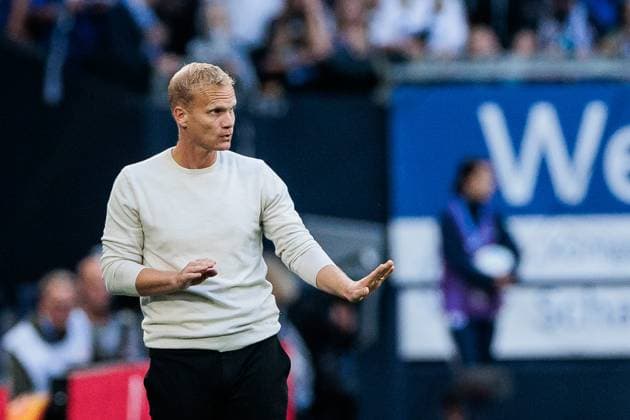 2. Fussball Bundesliga: FC Schalke 04 - SV Darmstadt 98; 20.09.2024 Karel Geraerts (Trainer Schalke 04) gestikuliert 2. Fussball Bundesliga: FC Schalke 04 - SV Darmstadt 98; Gelsenkirchen, VELTINS-Arena am 20.09.2024 DFL REGULATIONS PROHIBIT ANY USE OF PHOTOGRAPHS AS IMAGE SEQUENCES AND OR QUASI-VIDEO.