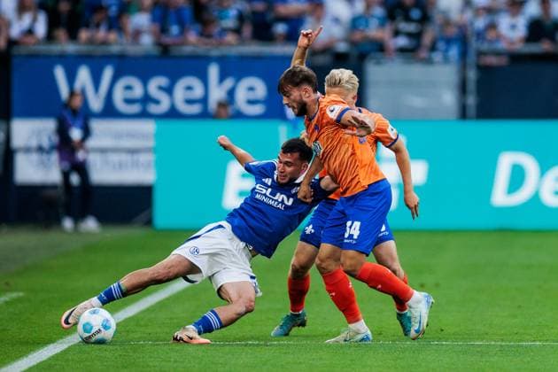 2. Fussball Bundesliga: FC Schalke 04 - SV Darmstadt 98; 20.09.2024 Zweikampf Mehmen Can Aydin (Schalke 04, 23), Killian Julian Corredor (SV Darmstadt 98, 34) 2. Fussball Bundesliga: FC Schalke 04 - SV Darmstadt 98; Gelsenkirchen, VELTINS-Arena am 20.09.2024 DFL REGULATIONS PROHIBIT ANY USE OF PHOTOGRAPHS AS IMAGE SEQUENCES AND OR QUASI-VIDEO.