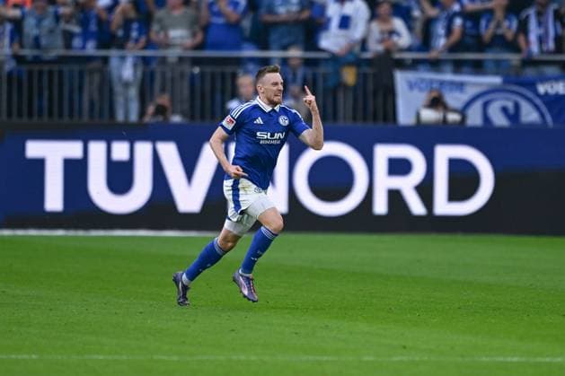 20.09.2024, Fussball, 2. Bundesliga, 29. Spieltag Saison 2024 2025, FC Schalke 04 - SV Darmstadt, Tobias Mohr (FC Schalke 04) freut sich über das Tor zum 1:0. Gelsenkirchen Veltins-Arena Nordrhein-Westfalen Deutschland xRHR-FOTO TKx