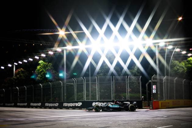 44 HAMILTON Lewis (gbr), Mercedes AMG F1 Team W15, action during the Formula 1 Singapore Grand Prix 2024, 18th round of the 2024 Formula One World Championship, WM, Weltmeisterschaft from September 20 to 22, 2024 on the Marina Bay Circuit, in Singapore, Singapore - F1 - SINGAPORE GRAND PRIX 2024 DPPI Panoramic  240920_R18_SINGAPORE_DP_FGDN6527