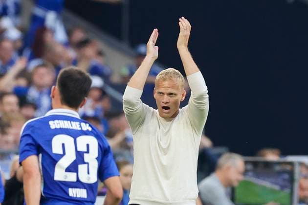 Trainer Karel Geraerts (FC Schalke 04) jubelt, 2. Bundesliga, FC Schalke 04 vs SV Darmstadt 98, Veltins-Arena am 20. September 2024 in Gelsenkirchen, Deutschland. (Foto von Marco Steinbrenner DeFodi Images) Trainer Karel Geraerts (FC Schalke 04) cheers, 2. Bundesliga, FC Schalke 04 vs SV Darmstadt 98, Veltins-Arena, September 20, 2024 in Gelsenkirchen, Germany. (Photo by Marco Steinbrenner DeFodi Images) DFB DFL REGULATIONS PROHIBIT ANY USE OF PHOTOGRAPHS AS IMAGE SEQUENCES AND OR QUASI-VIDEO. Defodi-700_schalke_darm_20240920_042