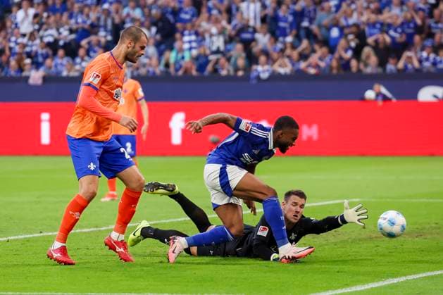 Moussa Sylla (FC Schalke 04) erzielt mit diesem Schuss das Tor zum 2:0, 2. Bundesliga, FC Schalke 04 vs SV Darmstadt 98, Veltins-Arena am 20. September 2024 in Gelsenkirchen, Deutschland. (Foto von Marco Steinbrenner DeFodi Images) Moussa Sylla (FC Schalke 04) scores the goal with this shot to make it 2:0, 2. Bundesliga, FC Schalke 04 vs SV Darmstadt 98, Veltins-Arena, September 20, 2024 in Gelsenkirchen, Germany. (Photo by Marco Steinbrenner DeFodi Images) DFB DFL REGULATIONS PROHIBIT ANY USE OF PHOTOGRAPHS AS IMAGE SEQUENCES AND OR QUASI-VIDEO. Defodi-700_schalke_darm_20240920_044