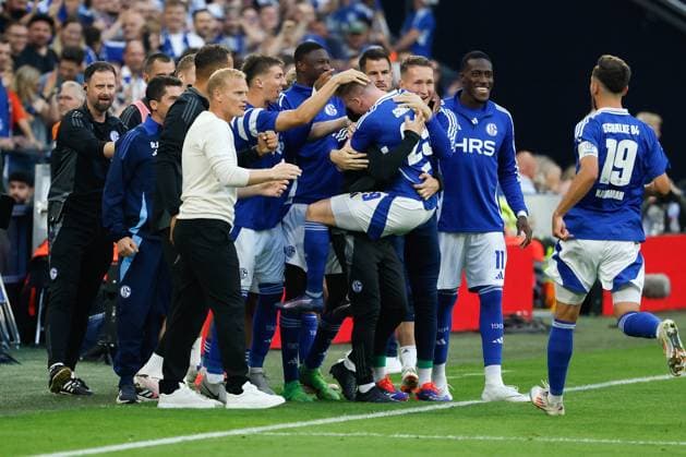 Gelsenkirchen, 20.09.24, Tobias Mohr (FC Schalke 04) feiert das erste Tor seiner Mannschaft waehrend des 2. Bundesliga Spiels zwischen FC Schalke 04 und SV Darmstadt 98, DFB DFL REGULATIONS PROHIBIT ANY USE OF PHOTOGRAPHS AS IMAGE SEQUENCES AND OR QUASI-VIDEO.