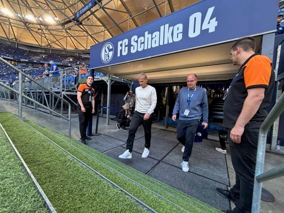 Gelsenkirchen, 20.09.24, Trainer Karel Geraerts (FC Schalke 04) vor des 2. Bundesliga Spiels zwischen FC Schalke 04 und SV Darmstadt 98, DFB DFL REGULATIONS PROHIBIT ANY USE OF PHOTOGRAPHS AS IMAGE SEQUENCES AND OR QUASI-VIDEO. *** Gelsenkirchen, 20 09 24, Coach Karel Geraerts FC Schalke 04 before the 2 Bundesliga match between FC Schalke 04 and SV Darmstadt 98, DFB DFL REGULATIONS PROHIBIT ANY USE OF PHOTOGRAPHS AS IMAGE SEQUENCES AND OR QUASI VIDEO Copyright: HMBxMedia JoachimxBywaletz