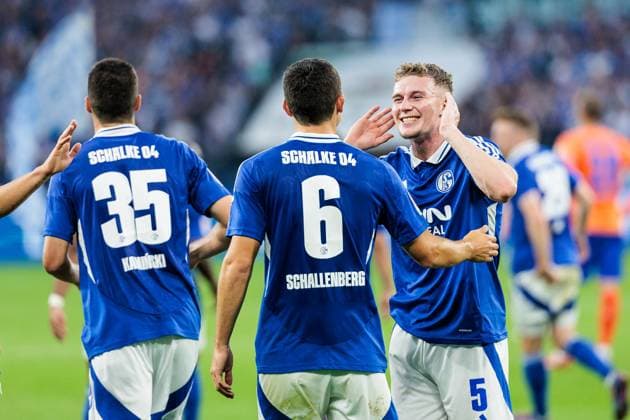 2. Fussball Bundesliga: FC Schalke 04 - SV Darmstadt 98; 20.09.2024 Jubel zum 3:0 durch Ron Schallenberg (Schalke 04, 6) 2. Fussball Bundesliga: FC Schalke 04 - SV Darmstadt 98; Gelsenkirchen, VELTINS-Arena am 20.09.2024 DFL REGULATIONS PROHIBIT ANY USE OF PHOTOGRAPHS AS IMAGE SEQUENCES AND OR QUASI-VIDEO.