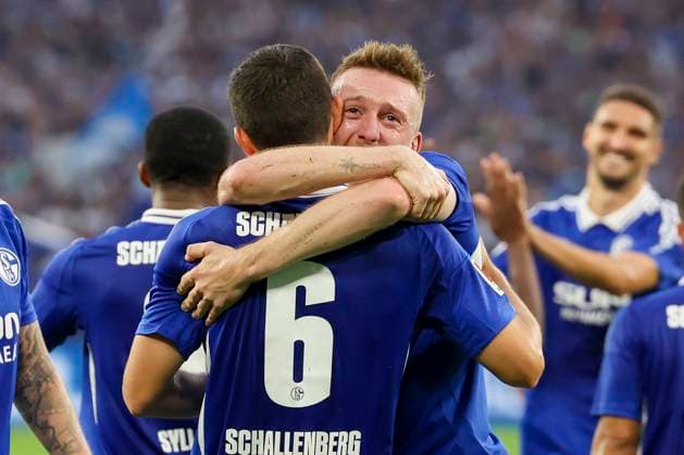 Ron Schallenberg (FC Schalke 04) bejubelt seinen Treffer zum 3:0 mit Tobias Mohr (FC Schalke 04), 2. Bundesliga, FC Schalke 04 vs SV Darmstadt 98, Veltins-Arena am 20. September 2024 in Gelsenkirchen, Deutschland. (Foto von Marco Steinbrenner DeFodi Images) Ron Schallenberg (FC Schalke 04) celebrates after scoring his teams third goal with Tobias Mohr (FC Schalke 04), 2. Bundesliga, FC Schalke 04 vs SV Darmstadt 98, Veltins-Arena, September 20, 2024 in Gelsenkirchen, Germany. (Photo by Marco Steinbrenner DeFodi Images) DFB DFL REGULATIONS PROHIBIT ANY USE OF PHOTOGRAPHS AS IMAGE SEQUENCES AND OR QUASI-VIDEO. Defodi-700_schalke_darm_20240920_053