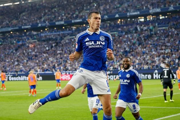 Gelsenkirchen, 20.09.24, Ron Schallenberg (FC Schalke 04) feiert sein Tor zum 3:0 waehrend des 2. Bundesliga Spiels zwischen FC Schalke 04 und SV Darmstadt 98, DFB DFL REGULATIONS PROHIBIT ANY USE OF PHOTOGRAPHS AS IMAGE SEQUENCES AND OR QUASI-VIDEO.