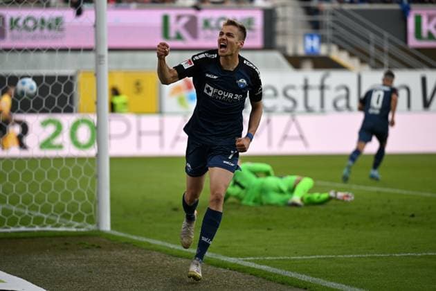 Paderborn, Home Deluxe Arena, 20.09.24, GER, Herren, 2.Bundesliga, Saison 2024-2025, SC Paderborn 07 - Hannover 96 Bild: Filip BILBIJA (Paderborn) jubelt nach dem Tor zum 1:0 durch Koen KOSTONS (Paderborn) Only for editorial use! DFL regulations prohibit any use of photographs as image sequences and or quasi-video. NRW Deutschland