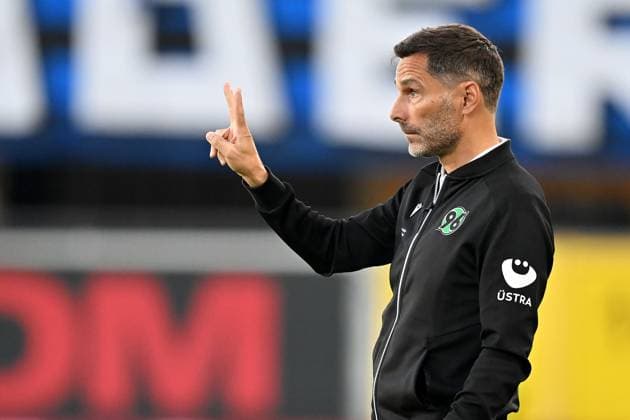 Paderborn, Home Deluxe Arena, 20.09.24, GER, Herren, 2.Bundesliga, Saison 2024-2025, SC Paderborn 07 - Hannover 96 Bild: Trainer Stefan LEITL (Hannover) Only for editorial use! DFL regulations prohibit any use of photographs as image sequences and or quasi-video. NRW Deutschland
