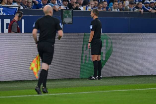 20.09.2024, Fussball, 2. Bundesliga, 29. Spieltag Saison 2024 2025, FC Schalke 04 - SV Darmstadt, Schiedsrichter Florian Heft schaut sich die Szene an. Gelsenkirchen Veltins-Arena Nordrhein-Westfalen Deutschland xRHR-FOTO TKx