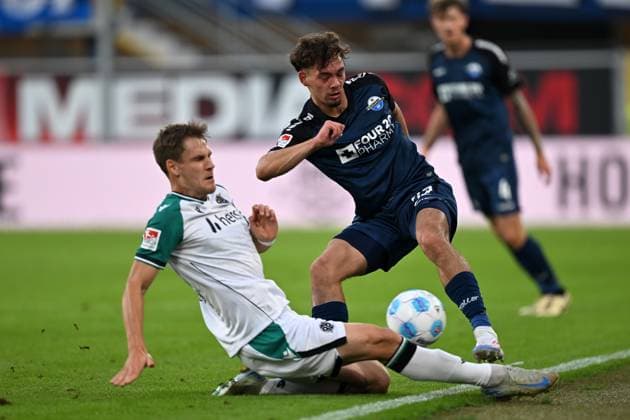 Paderborn, Home Deluxe Arena, 20.09.24, GER, Herren, 2.Bundesliga, Saison 2024-2025, SC Paderborn 07 - Hannover 96 Bild: v.li. im Zweikampf Max CHRISTIANSEN (Hannover) und Aaron ZEHNTER (Paderborn) Only for editorial use! DFL regulations prohibit any use of photographs as image sequences and or quasi-video. NRW Deutschland