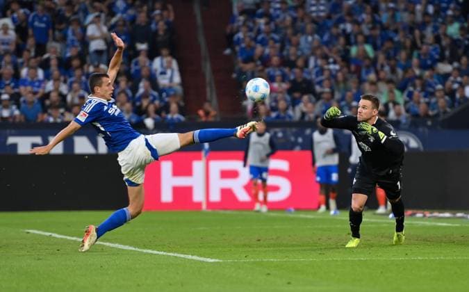 Bilder des Jahres 2024, Sport 09 September Sport Themen der Woche KW38 Ron Schallenberg (FC Schalke 04) erzielt gegen Torwart Marcel Schuhen (SV Darmstadt 98) das Tor zum 3:0 20.09.2024, Fussball 2. Bundesliga, 6. Spieltag, Saison 2024 2025 FC Schalke 04 - SV Darmstadt 98 Gelsenkirchen Veltins Arena Nordrhein Westfalen Deutschland *** Ron Schallenberg FC Schalke 04 scores against goalkeeper Marcel Schuhen SV Darmstadt 98 to make it 3 0 20 09 2024, Soccer 2 Bundesliga, Matchday 6, Season 2024 2025 FC Schalke 04 SV Darmstadt 98 Gelsenkirchen Veltins Arena Nordrhein Westfalen Germany Team2