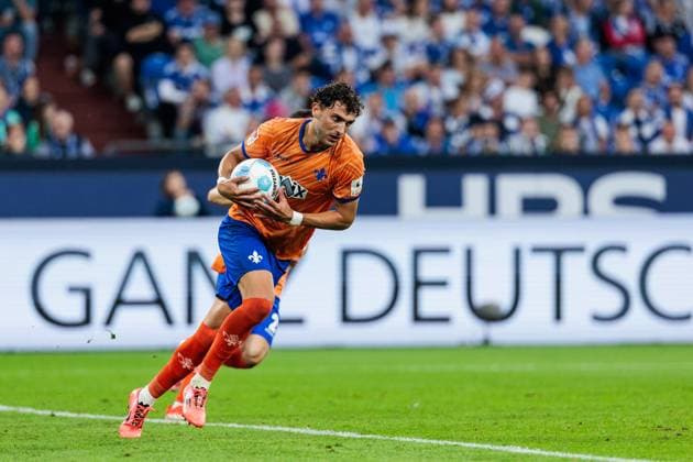 2. Fussball Bundesliga: FC Schalke 04 - SV Darmstadt 98; 20.09.2024 Fraser Hornby (SV Darmstadt 98, 9) schnappt sich nach erfolgreichem Elfmeter zum 3:1 den Ball 2. Fussball Bundesliga: FC Schalke 04 - SV Darmstadt 98; Gelsenkirchen, VELTINS-Arena am 20.09.2024 DFL REGULATIONS PROHIBIT ANY USE OF PHOTOGRAPHS AS IMAGE SEQUENCES AND OR QUASI-VIDEO.