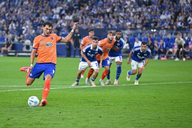 20.09.2024, Fussball, 2. Bundesliga, 29. Spieltag Saison 2024 2025, FC Schalke 04 - SV Darmstadt, Fraser Hornby (SV Darmstadt 98) erzielt das Tor zum 1:3 für Darmstadt per Elfmeter. Gelsenkirchen Veltins-Arena Nordrhein-Westfalen Deutschland xRHR-FOTO TKx