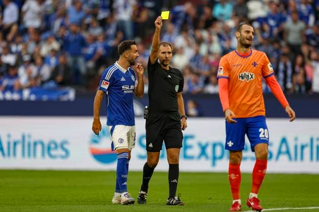Gelsenkirchen, Deutschland, 20.09.24: Aleksandar Vukotic (SV Darmstadt 98) erhaelt die gelbe Karte von Florian Heft waehrend des Spiels der 2. Bundesliga zwischen FC Schalke 04 vs SV Darmstadt 98 in der Veltins Arena Gelsenkirchen Veltins Arena North Rhine-Westphalia Germany