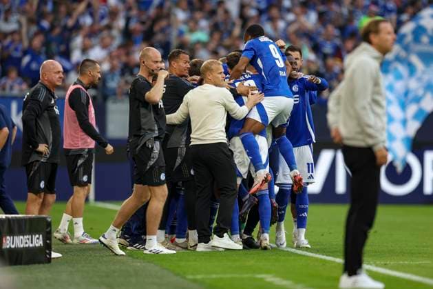 Gelsenkirchen, Deutschland, 20.09.24: Tobias Mohr (FC Schalke 04) Torjubel, jubelt mit seiner Mannschaft nach denm Treffer zum 1:0 waehrend des Spiels der 2. Bundesliga zwischen FC Schalke 04 vs SV Darmstadt 98 in der Veltins Arena Gelsenkirchen Veltins Arena North Rhine-Westphalia Germany