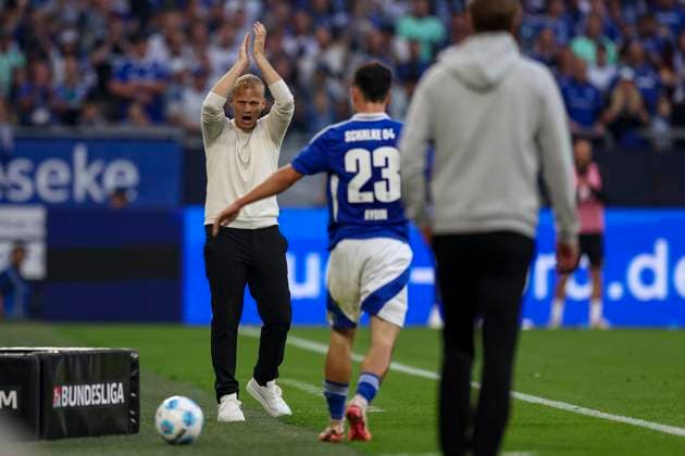Gelsenkirchen, Deutschland, 20.09.24: Trainer Karel Geraerts (FC Schalke 04) gestikuliert, Gestik waehrend des Spiels der 2. Bundesliga zwischen FC Schalke 04 vs SV Darmstadt 98 in der Veltins Arena Gelsenkirchen Veltins Arena North Rhine-Westphalia Germany