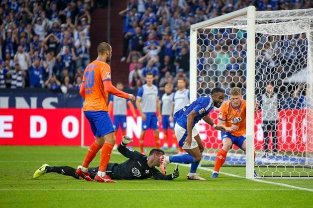 Gelsenkirchen, Deutschland, 20.09.24: Moussa Sylla (FC Schalke 04) Torjubel, jubelt nach seinem Treffer zum 2:0 waehrend des Spiels der 2. Bundesliga zwischen FC Schalke 04 vs SV Darmstadt 98 in der Veltins Arena Gelsenkirchen Veltins Arena North Rhine-Westphalia Germany