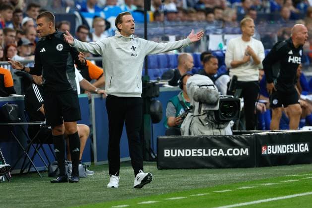 Gelsenkirchen, 20.09.24, Cheftrainer Florian Kohfeldt (SV Darmstadt 98) waehrend des 2. Bundesliga Spiels zwischen FC Schalke 04 und SV Darmstadt 98, DFB DFL REGULATIONS PROHIBIT ANY USE OF PHOTOGRAPHS AS IMAGE SEQUENCES AND OR QUASI-VIDEO.
